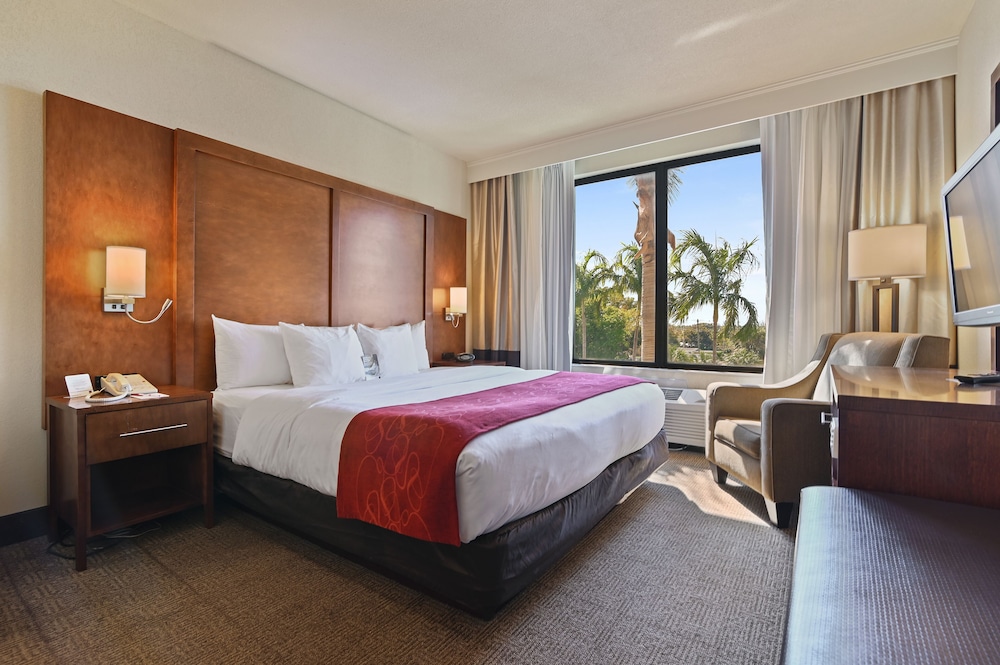 Suite, 1 King Bed, Non Smoking - Photo 3