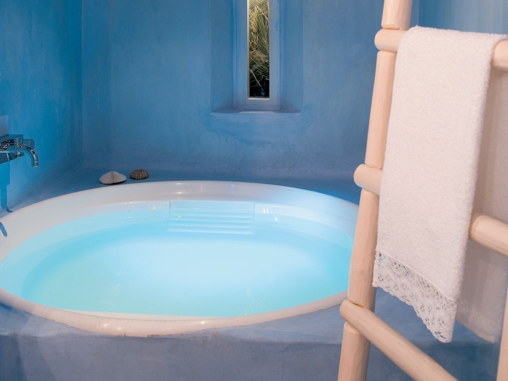 Honeymoon Bungalow - Photo 2