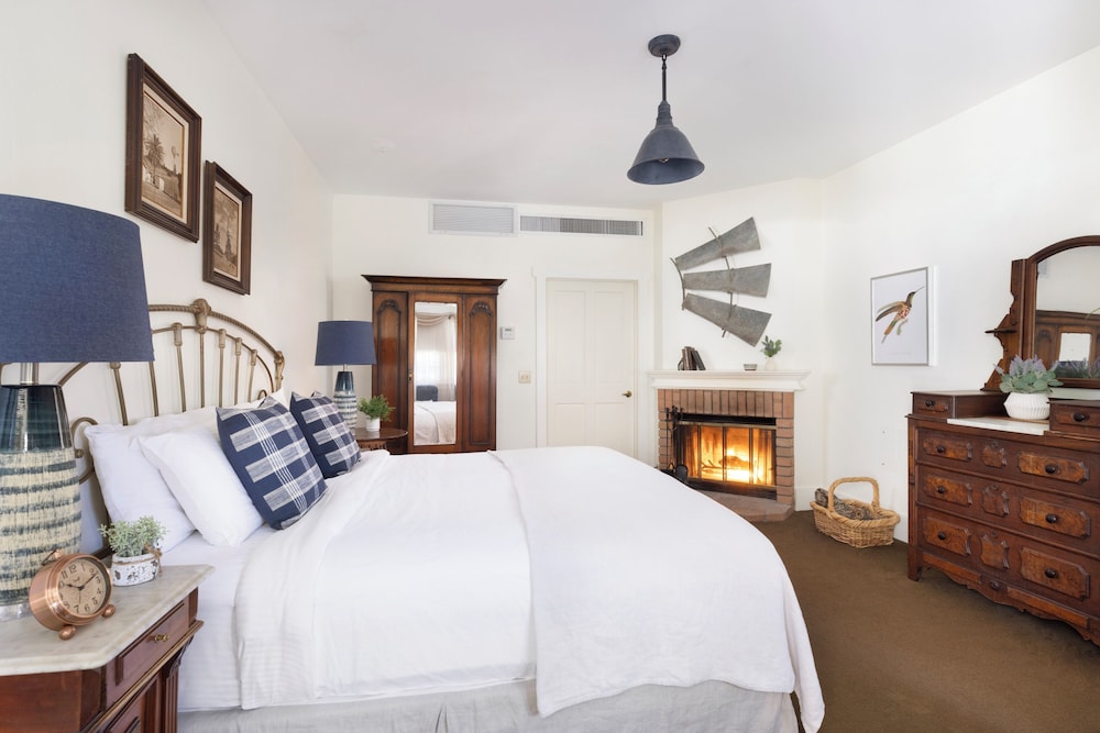 Premier Room, 1 King Bed, Accessible, Fireplace photo 1