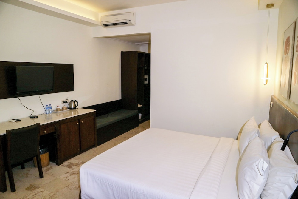 Signature Double or Twin Room, Pool Access photo 3