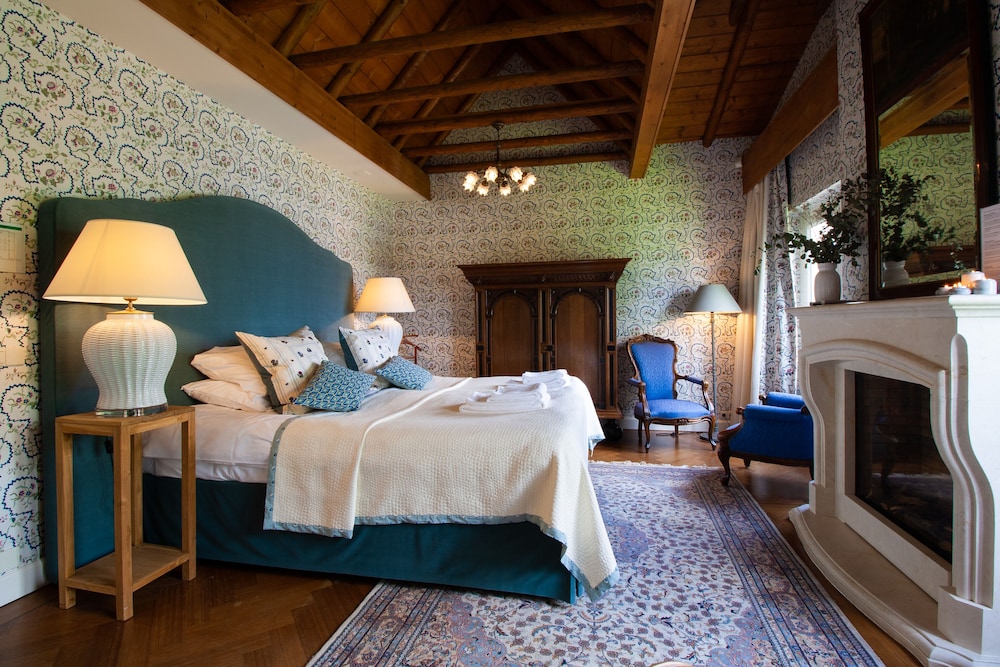 Luxury Double Room, 1 King Bed, Jetted Tub, River View photo 3