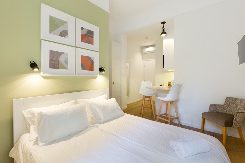 Premier Apartment, 1 Queen Bed, Non Smoking, Garden View photo 2
