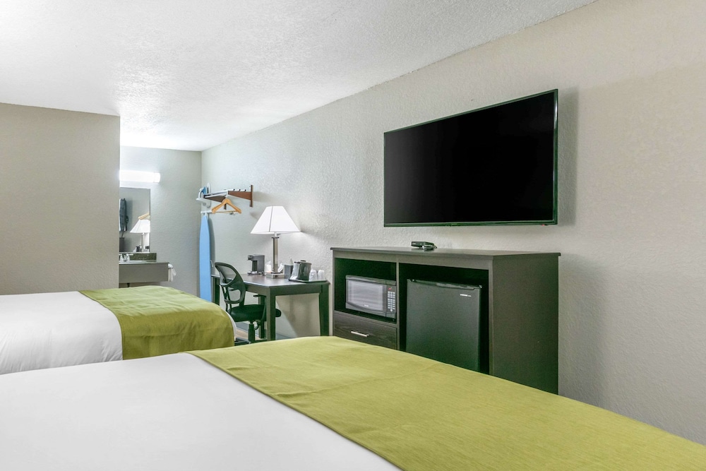 Standard Room, 2 Queen Beds, Non Smoking - Photo 7