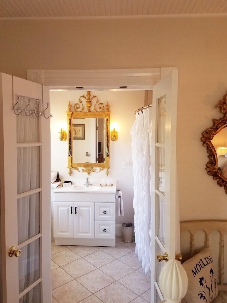 Classic Room, 1 King Bed photo 2