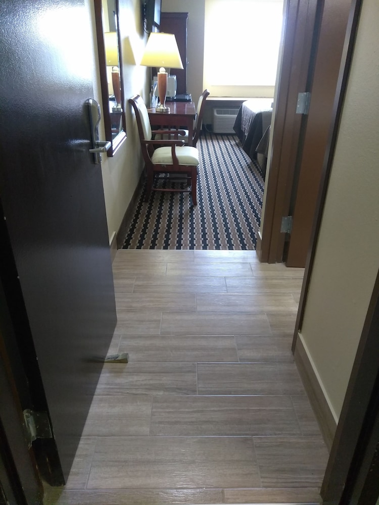 Room - Photo 2