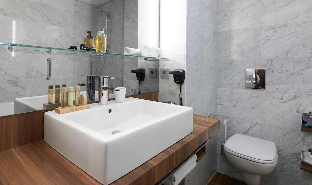 Business Plus Room, 1 Double or 2 Single Beds, Courtyard View - Photo 7