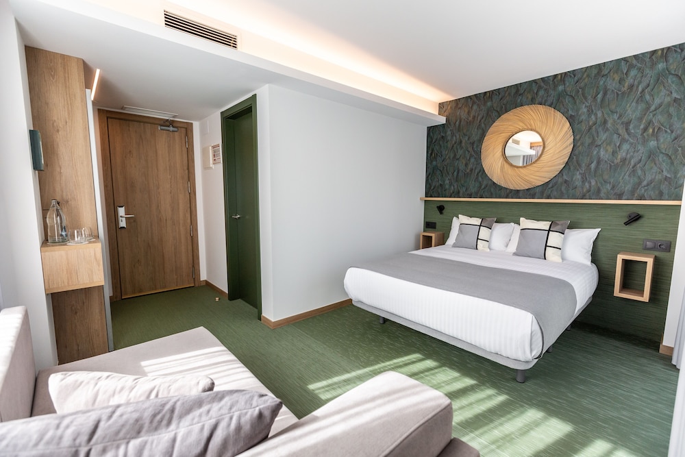 Design Double Room, 1 Queen Bed, Mountain View, Garden Area - Photo 3