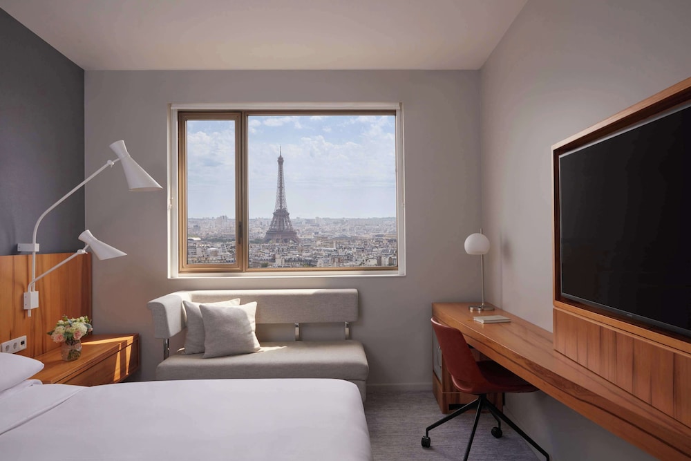 Eiffel Tower Suite - Photo 2