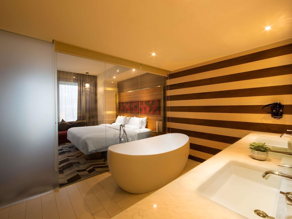 Junior Suite, 1 King Bed photo 3