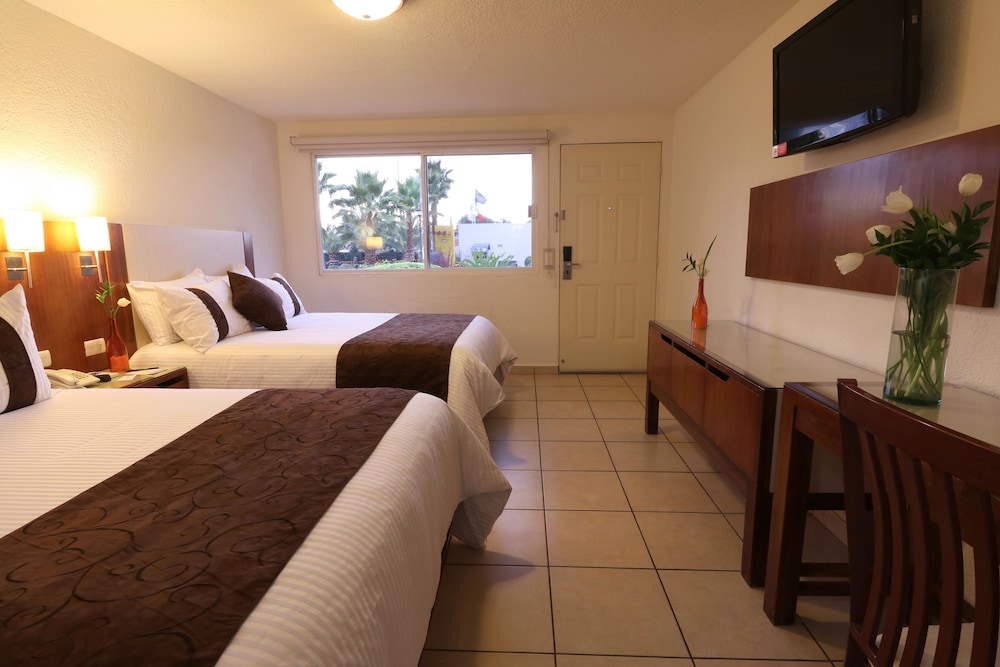 Junior Room, 2 Queen Beds - Photo 2