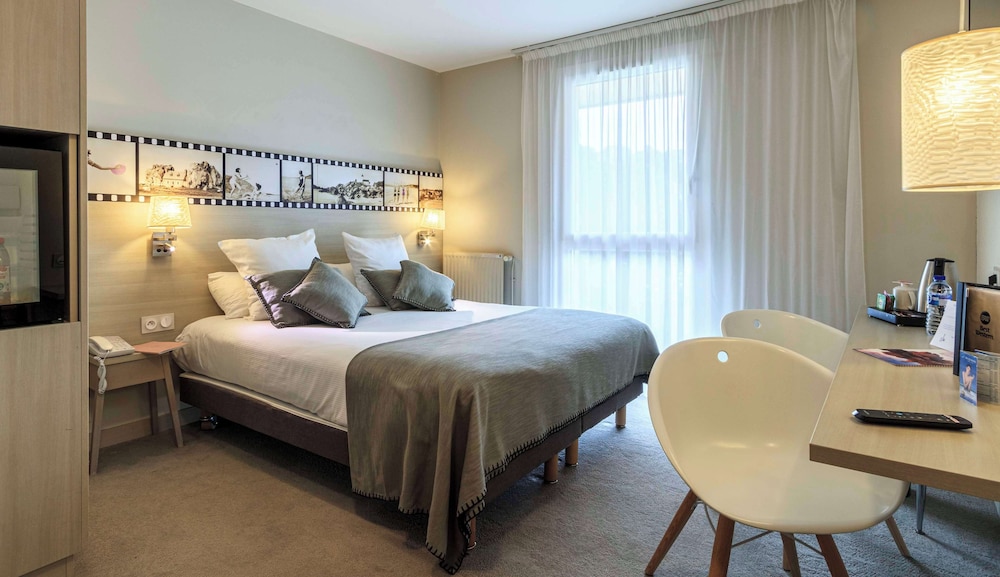 Comfort Room, 1 Queen Bed (Larger Room) - Photo 1