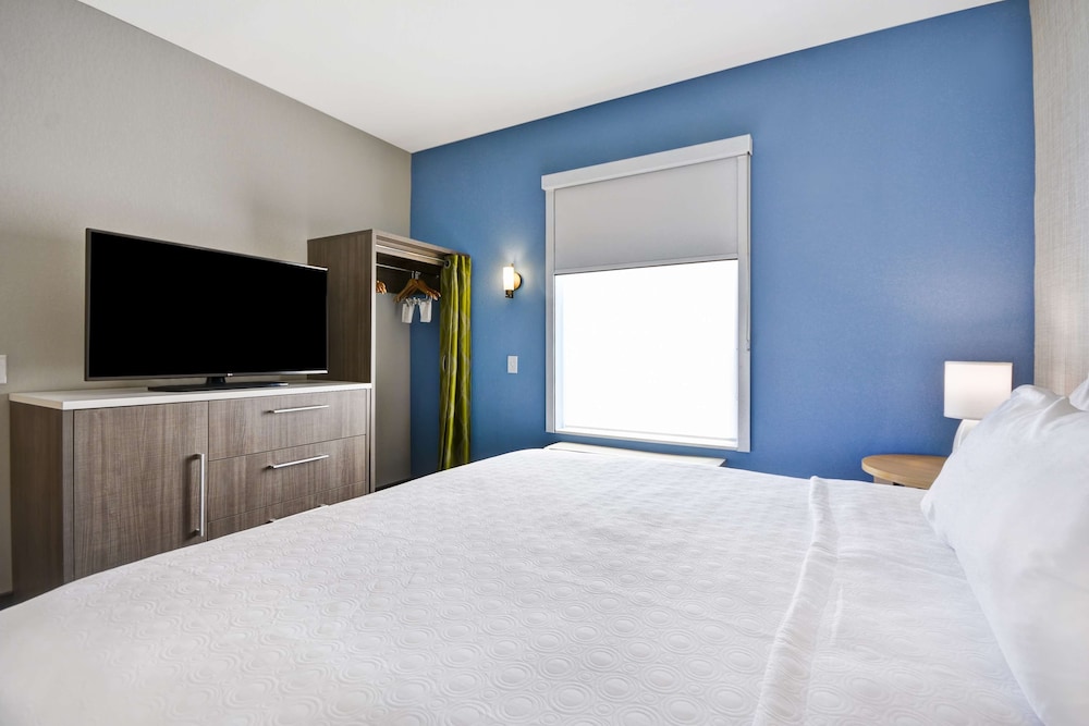 Suite, 1 King Bed, Accessible, Bathtub photo 2