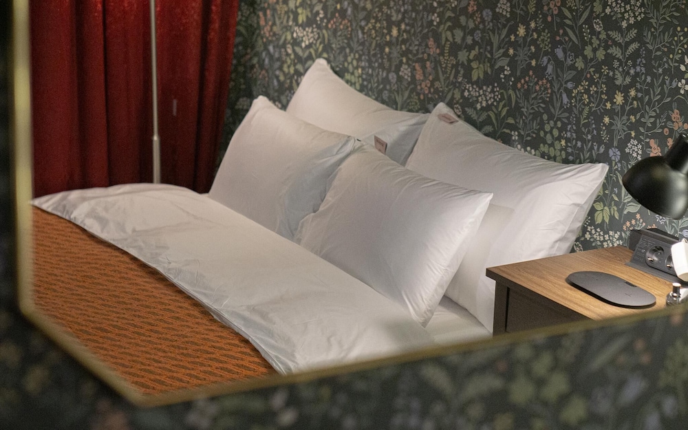 Room (Tsim Sha Tsui Deluxe (Hollywood dress)