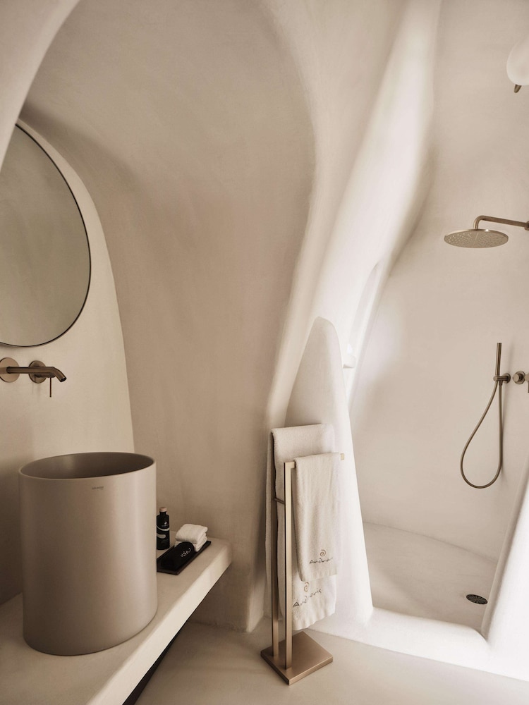 Elegant Suite with Hot tub - Photo 6