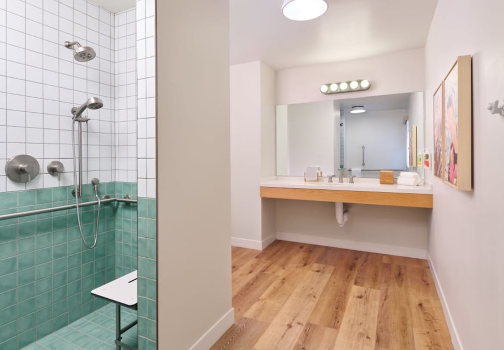 Royal Bungalow, 1 King Bed, Oceanfront (ADA) thumbnail 6