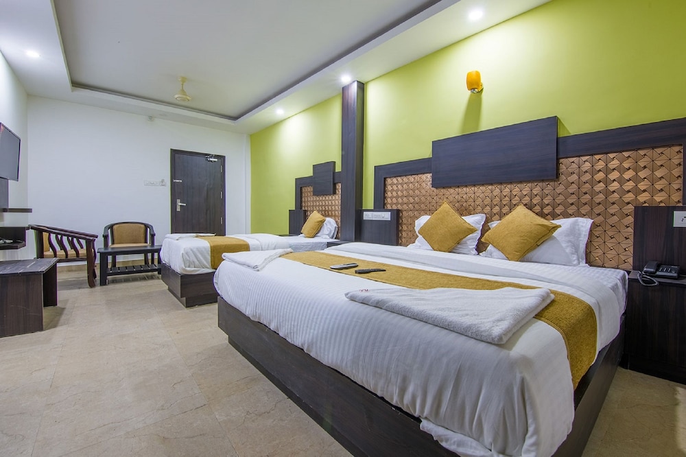 Deluxe Triple Room, 1 Queen Bed, Non Smoking photo 2
