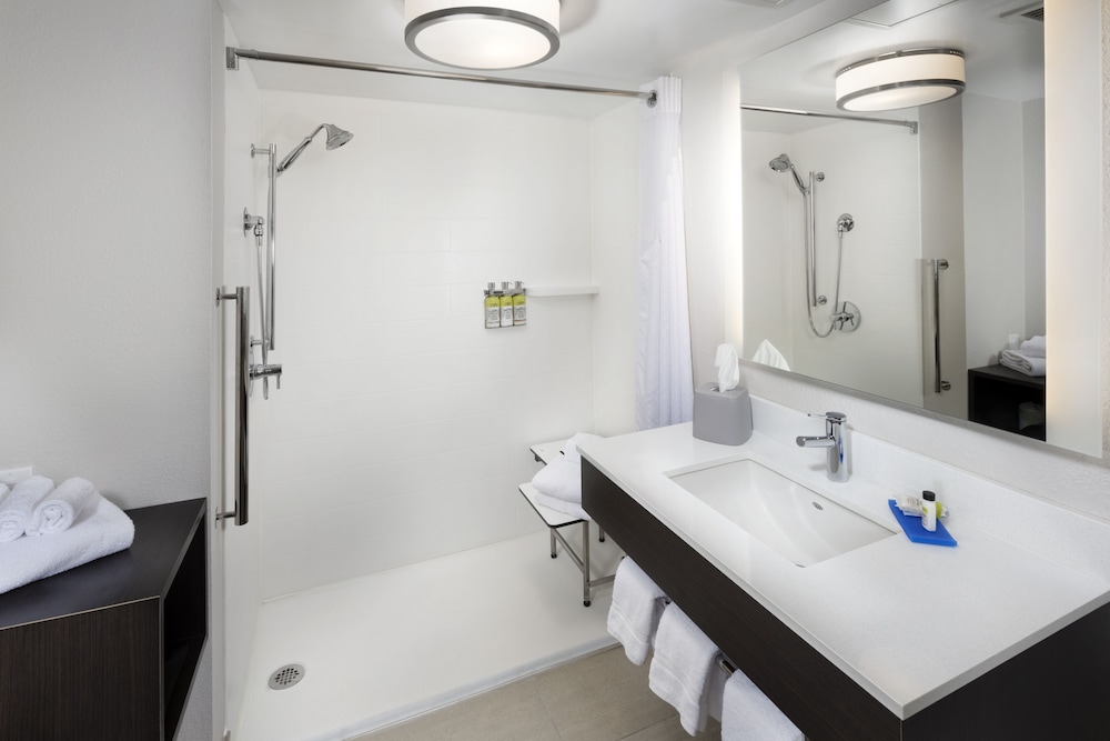 Room, 2 Queen Beds, Accessible (Communication, Mobil Roll-In Shower) - Photo 1