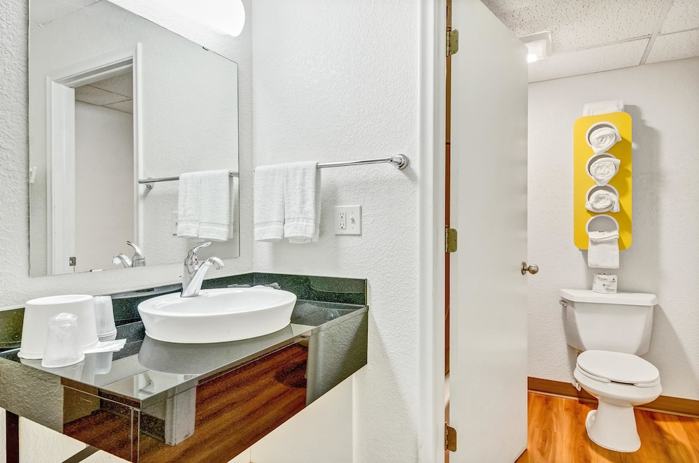 Standard Room, Multiple Beds, Non Smoking, Refrigerator & Microwave photo 2