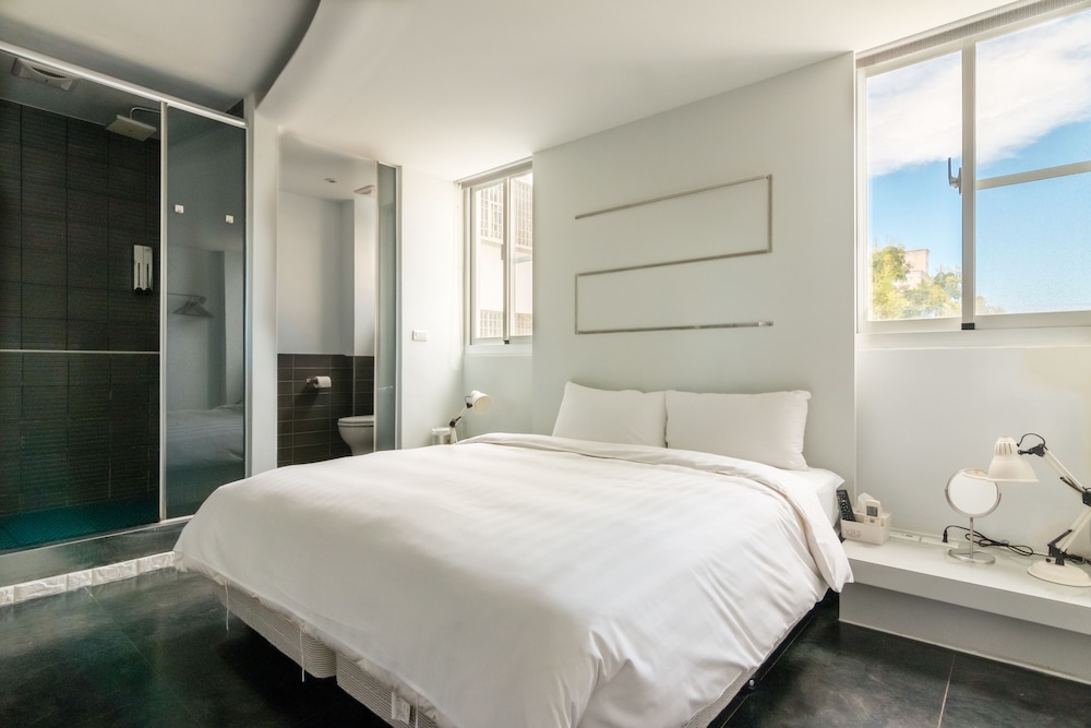 Basic Double Room, 1 Queen Bed photo 2
