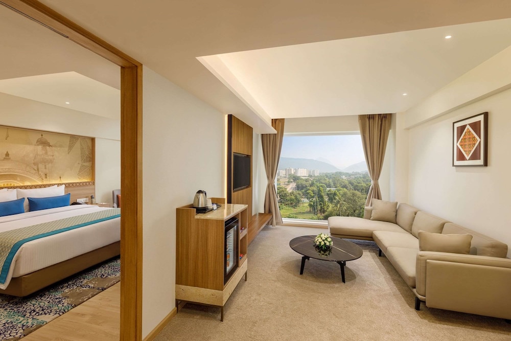 Suite, 1 Double Bed with Sofa bed photo 1