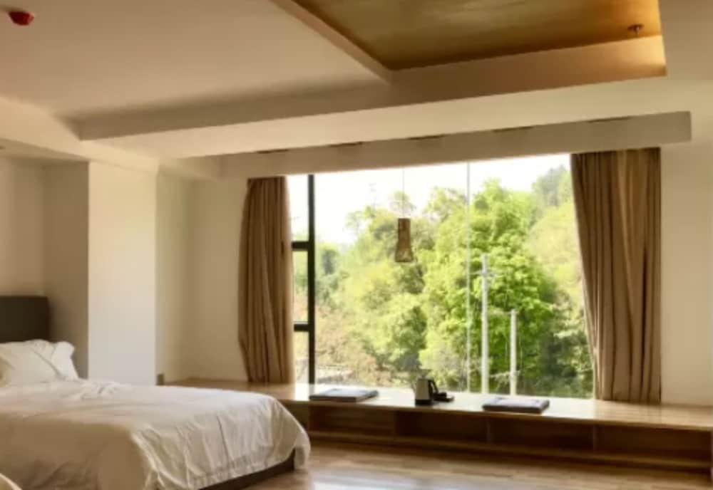Double Bed Room With Ancient Cloud Lake View photo 1