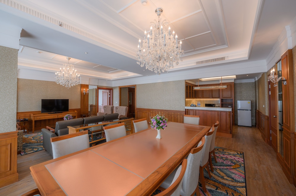 Royal Premier Suite photo 3