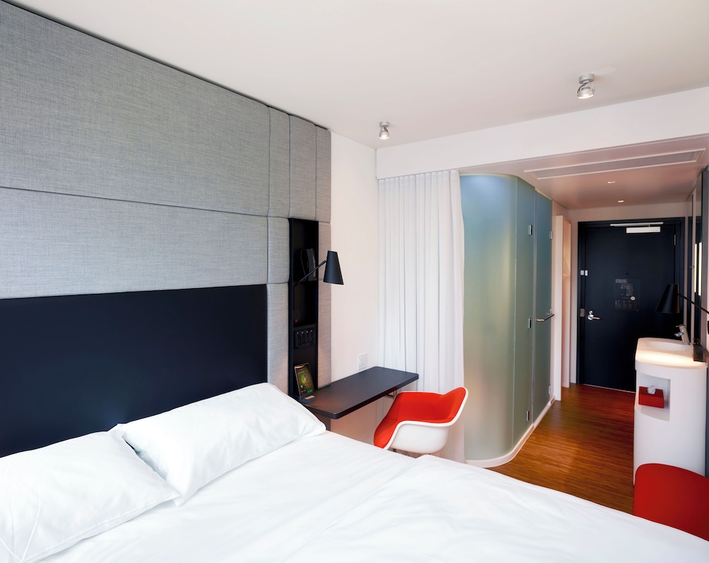 Premium Room, 1 King Bed (View) - Photo 9
