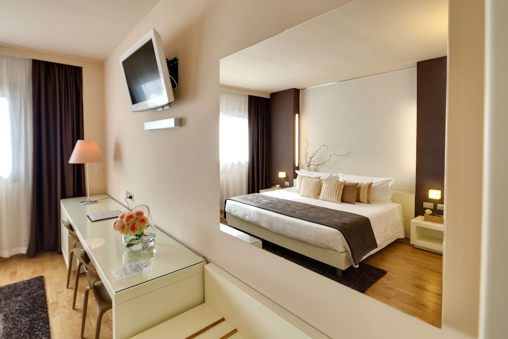 Comfort Room, 1 King Bed - Photo 3