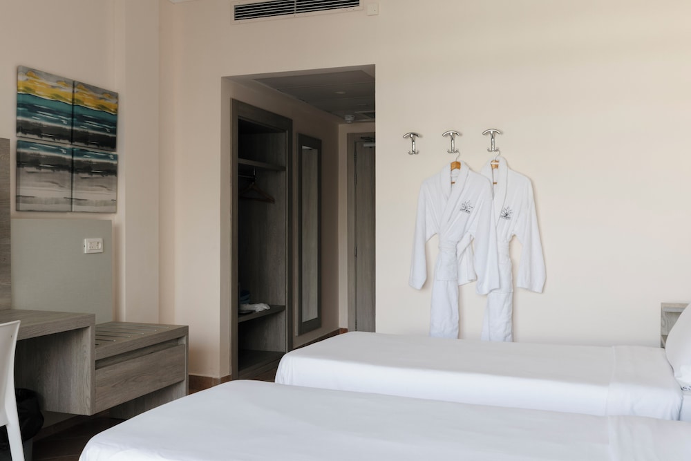 Standard Double or Twin Room, Balcony, Pool View - Photo 4