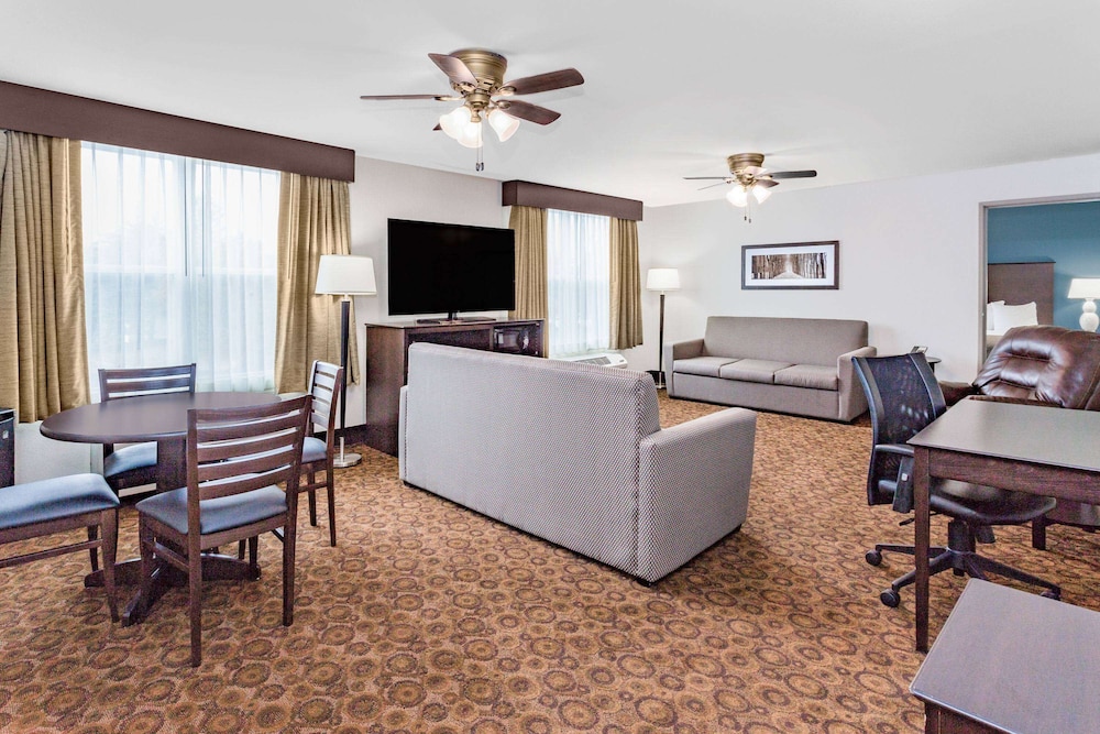 Suite, 1 King Bed, Non Smoking (One-Bedroom) - Photo 1