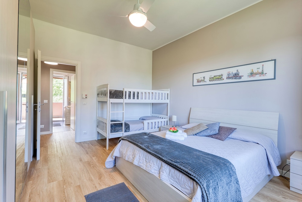 Family Apartment, Multiple Bedrooms, Mountainside (VP - Sea Garden - T6 with parking)
