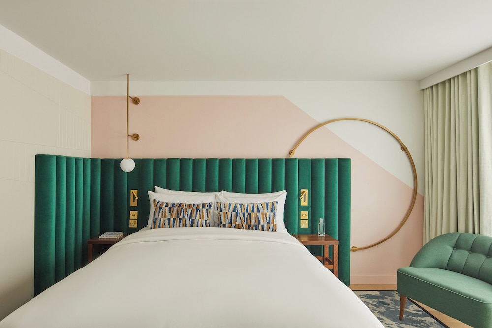Suite, 1 King Bed photo 2