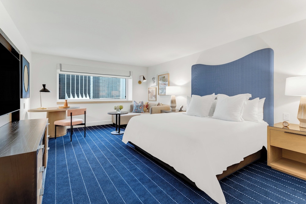 Classic Room, 1 King Bed, City View thumbnail 5