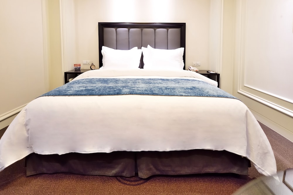 Premier Deluxe Queen Room