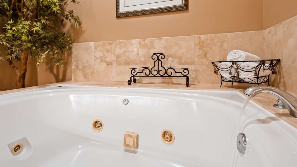 Suite, 1 King Bed, Accessible, Jetted Tub (Walk-in Shower) photo 2