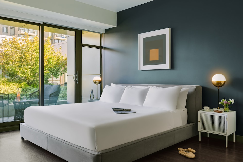 Suite, 1 King Bed With Sofa Bed, Terrace, Courtyard View photo 2