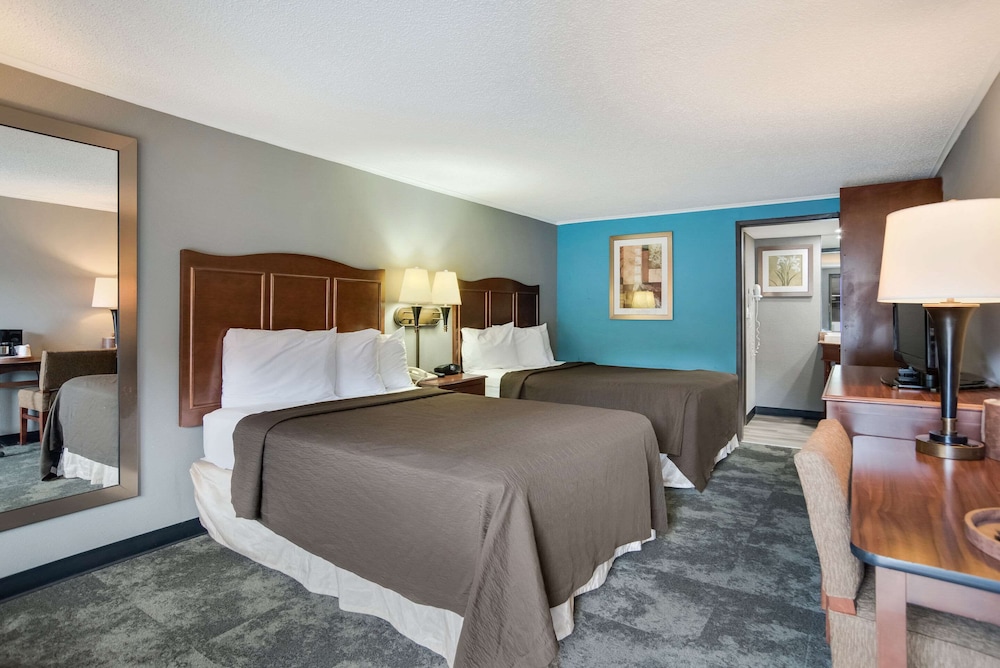 Standard Room, 2 Double Beds, Smoking - Photo 1