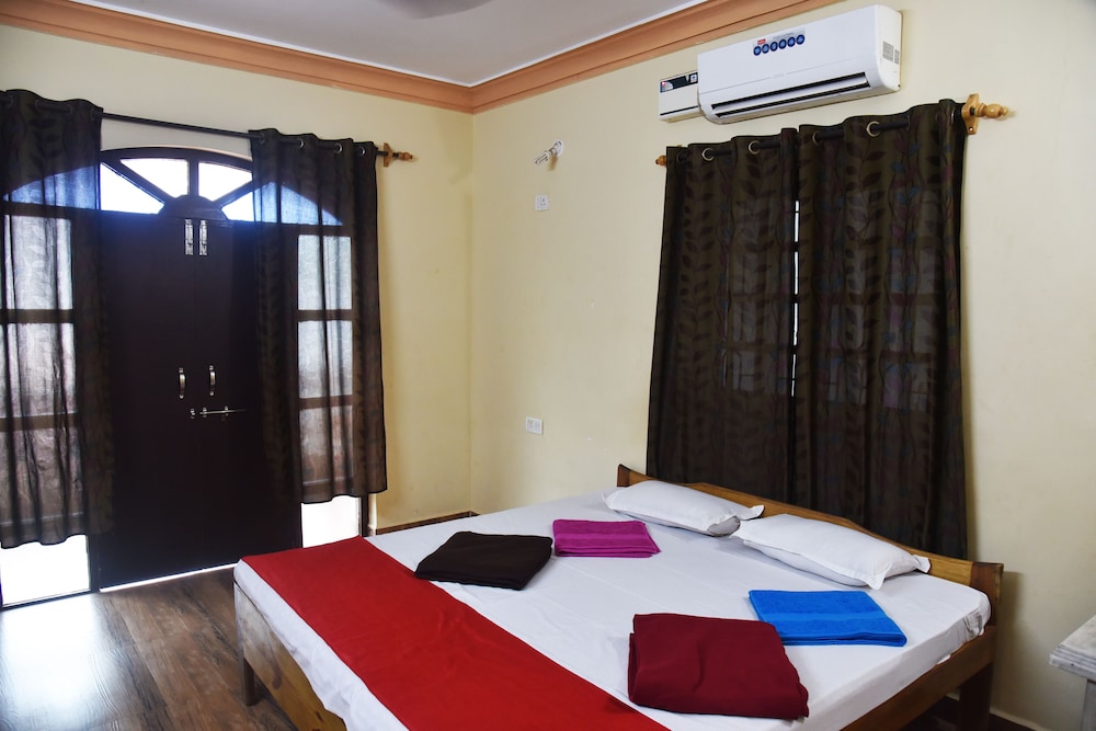 Basic Double Room, 1 Queen Bed, Beach View, Beachfront photo 2