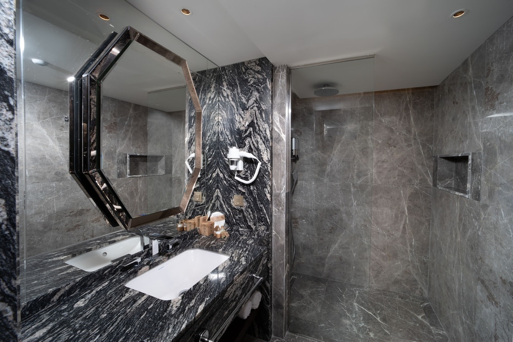 Bosphorus Junior Suite photo 2