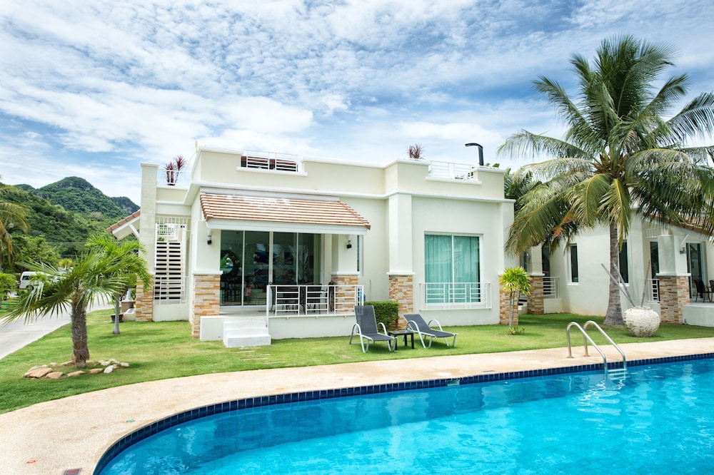 Royal Poolside Villa, 3 Bedrooms photo 2