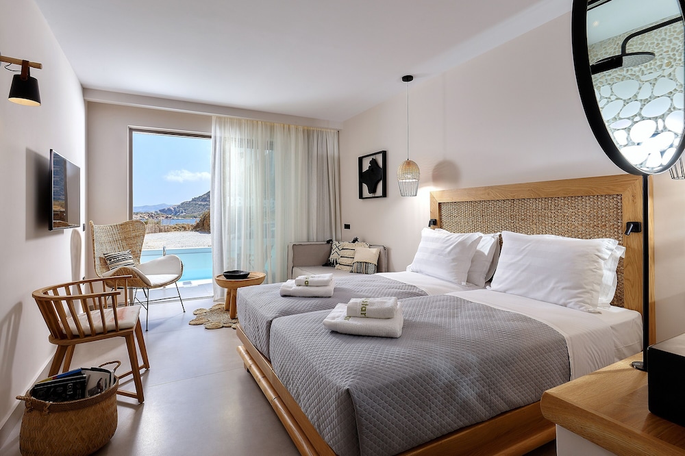 Deluxe Suite, 1 Bedroom, Pool Access, Partial Sea View