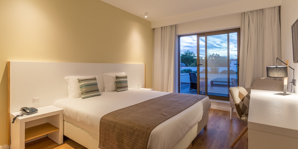 Superior Double Room Single Use thumbnail 6