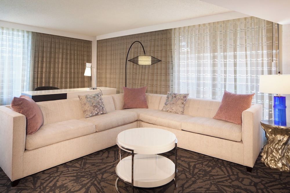 Suite, 1 Bedroom (SW-M) - Photo 7