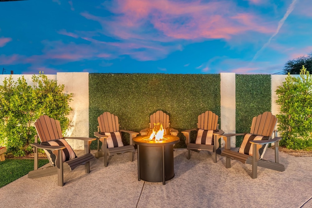 NEW The Hensley on Hubbell Designer Oasis w Pool, Photo 31