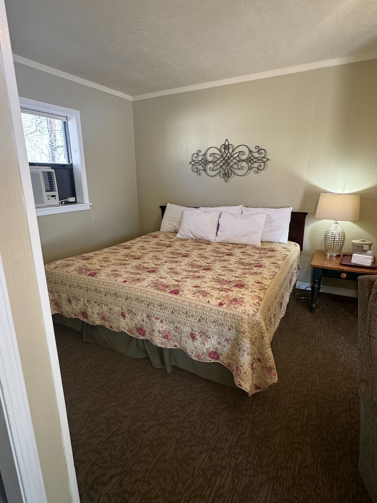 Basic Room, 1 King Bed, Non Smoking