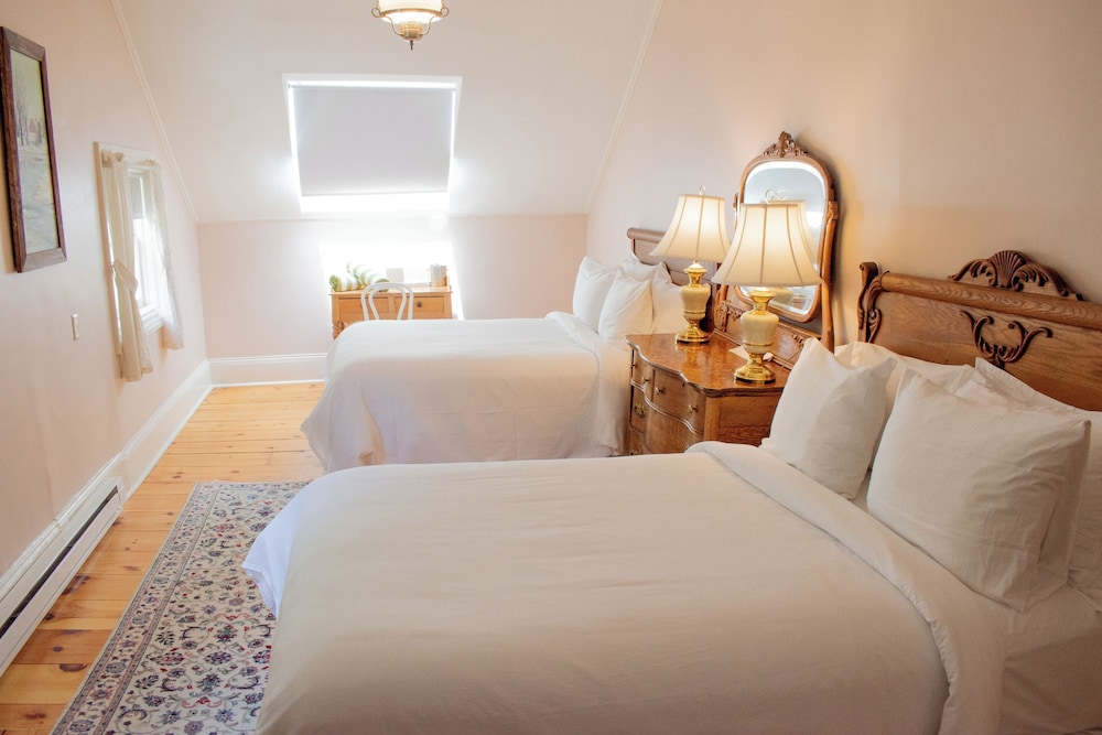 Classic Room, 2 Double Beds (Katharine's) photo 1
