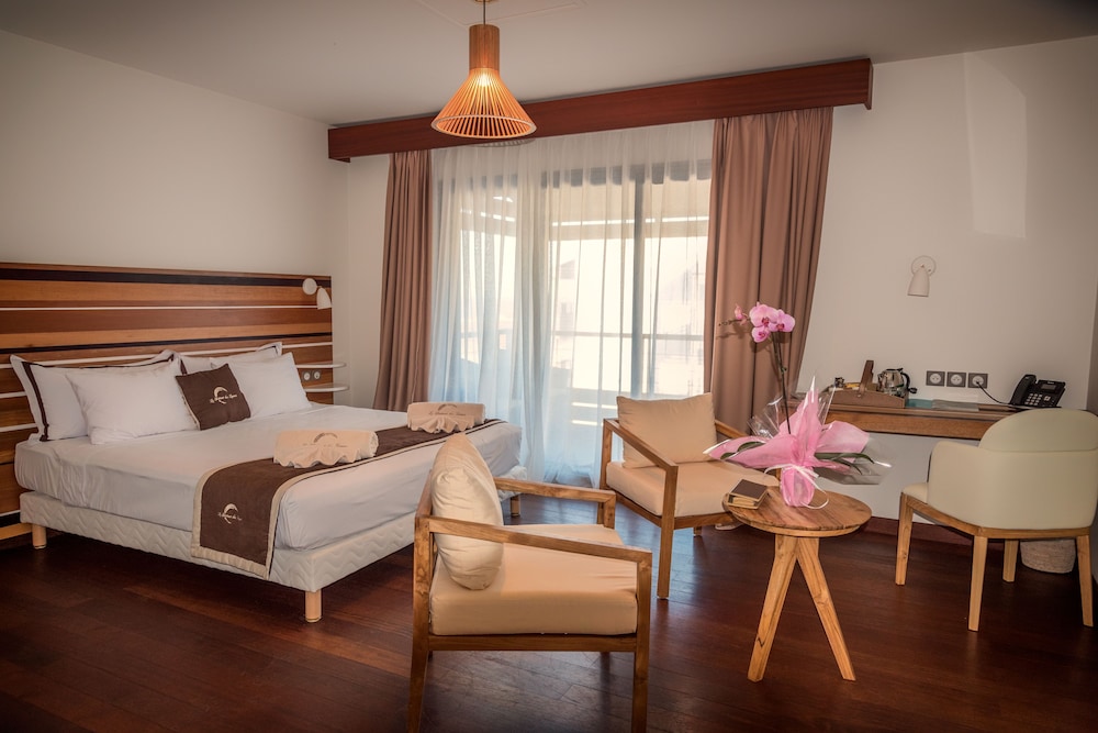 Deluxe Double or Twin Room, Pool View photo 1