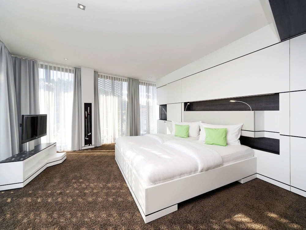 Suite (Styles) - Photo 2