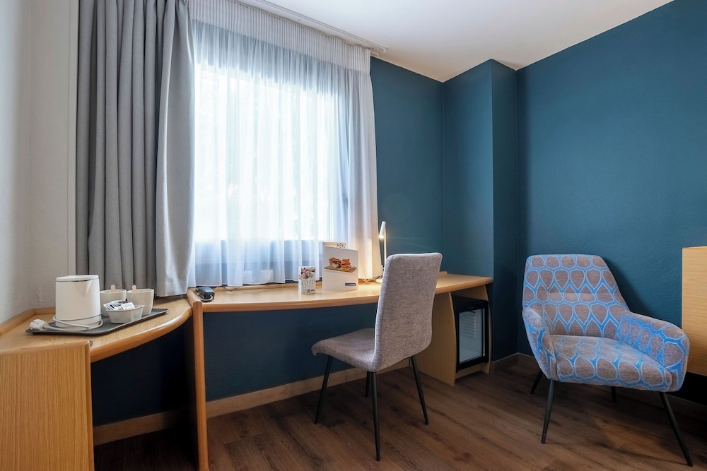 Room - Photo 19