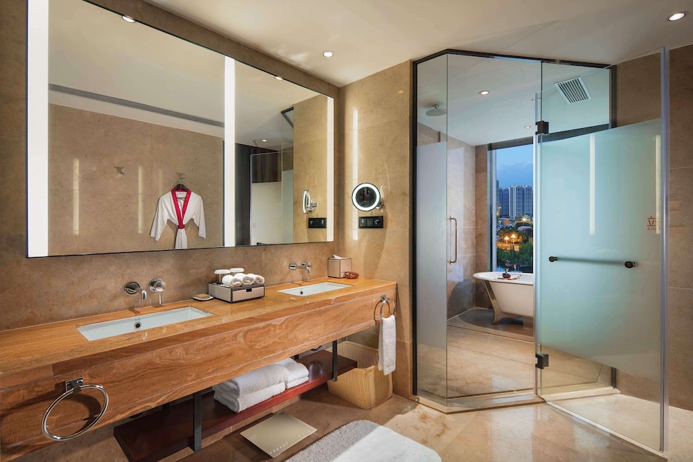 Junior Suite with Lounge Access